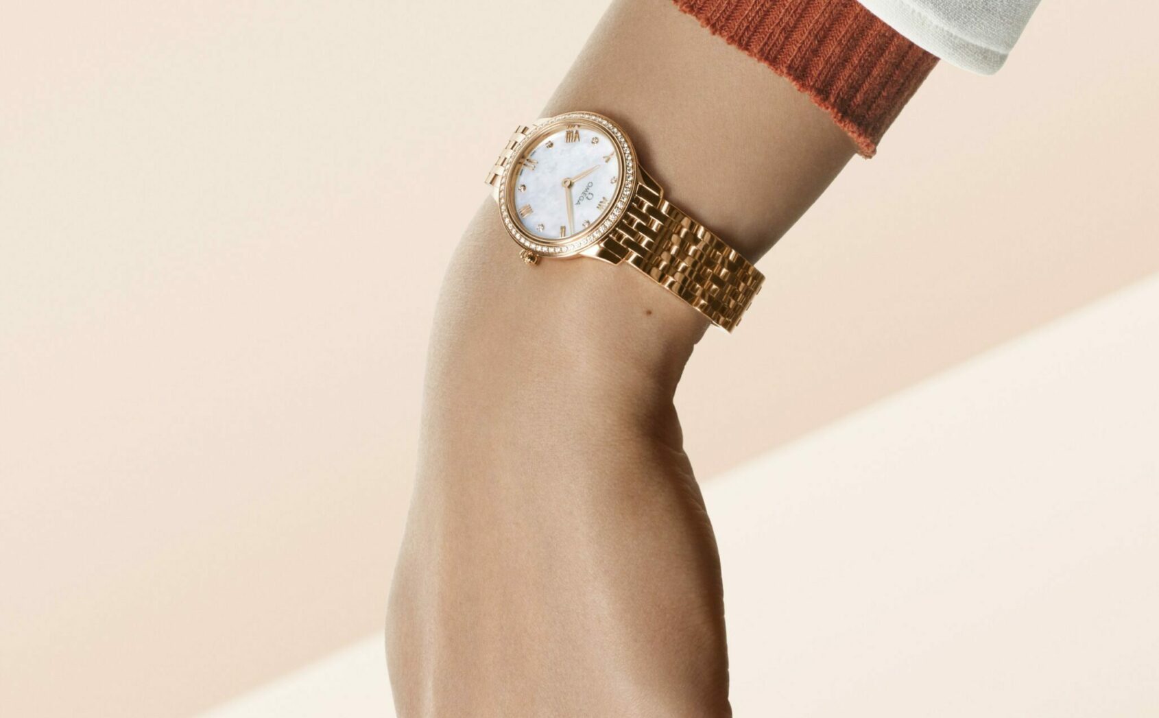 omega 434.55.28.60.55.001 wrist scaled e1666071911587