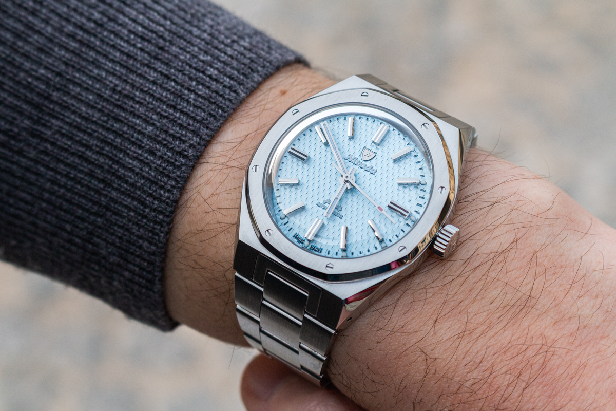 montre nivada grenchen f77 ice blue collaboration ocarat portee au poignet