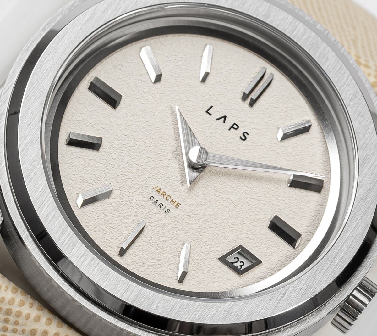 details cadran aiguilles guichet de date montre laps arche