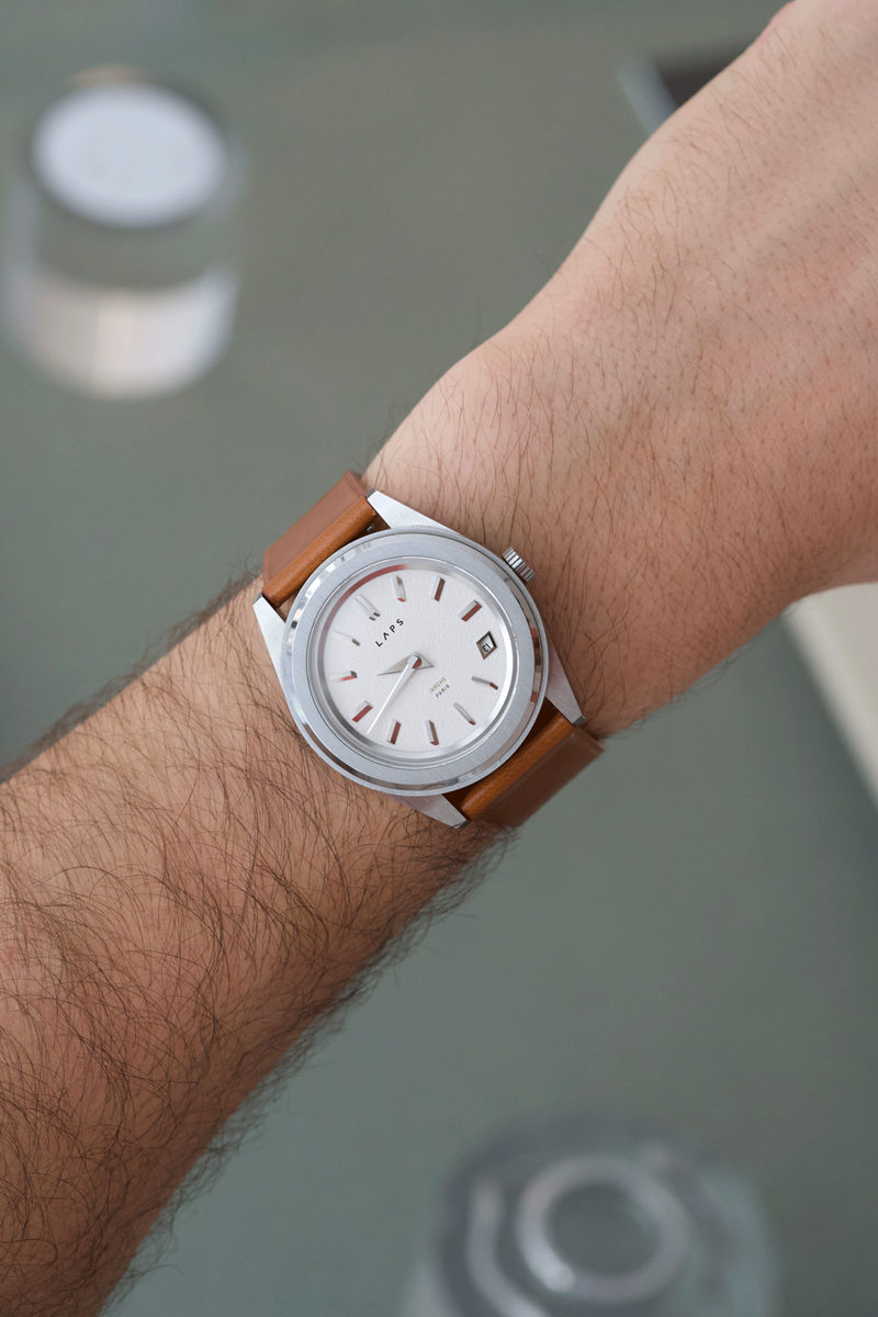 montre laps arche portee au poignet